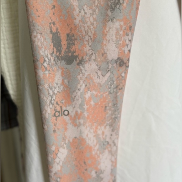 Alo Yoga Airbrush Leggings Tropical Peach Python Size Small - Picture 3 of 12